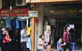 Khách du lịch kín mít khẩu trang phòng dịch cúm Corona
